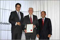 Mr Ong Boon Bah, Member of MICPA for 49 years receiving
Recognition Award