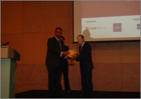 En Halim presenting a momento to Dato�� Nordin Baharudin
